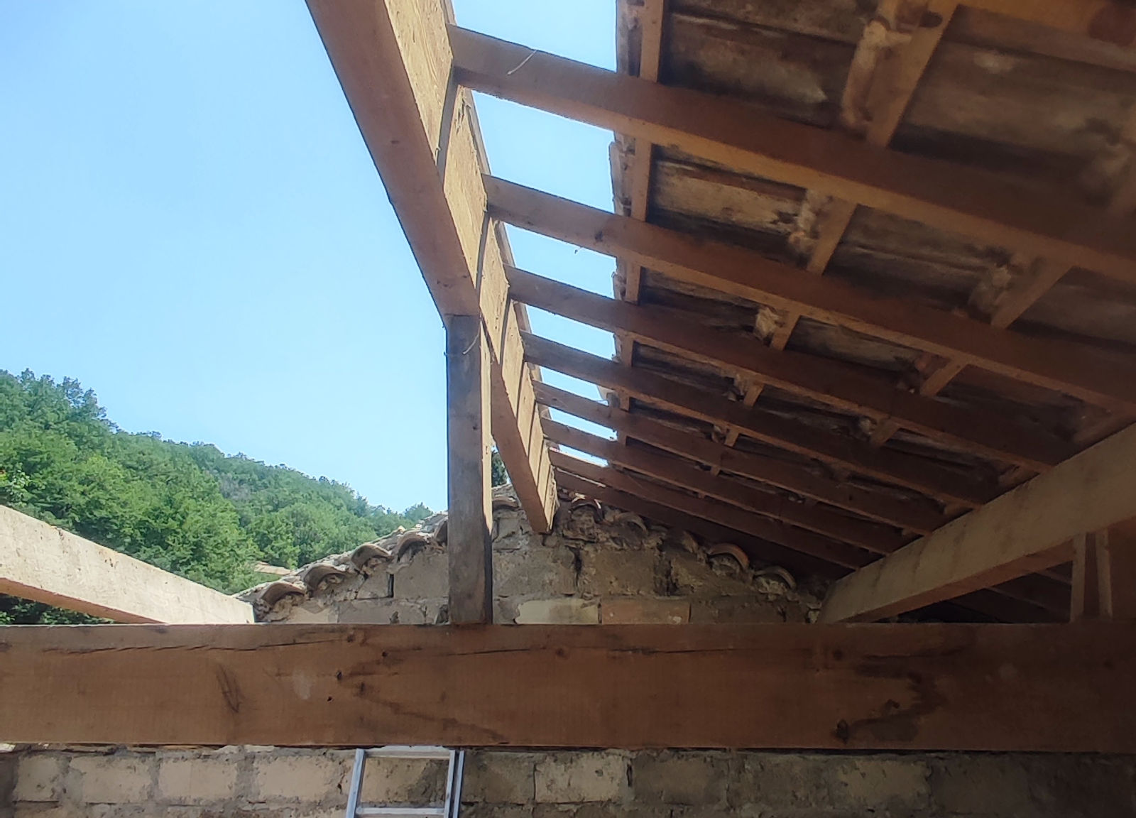 Charpente traditionnelle en bois — chantier Artisan Janselme près de Cagnes-sur-Mer
