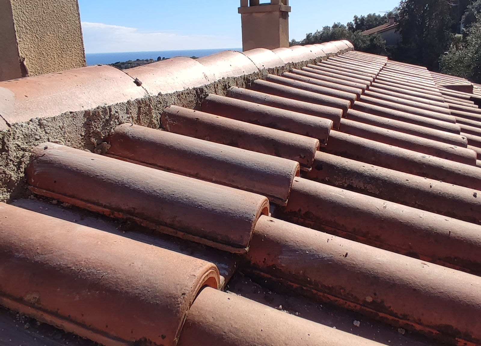Couverture neuve face à la mer — chantier Artisan Janselme près de Biot