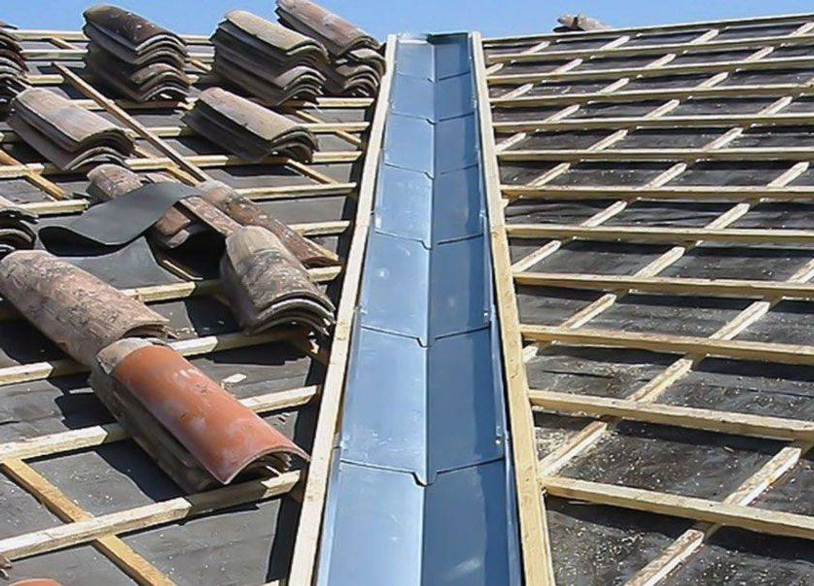 Noue en zinc sur couverture tuile — chantier Artisan Janselme près de Grasse