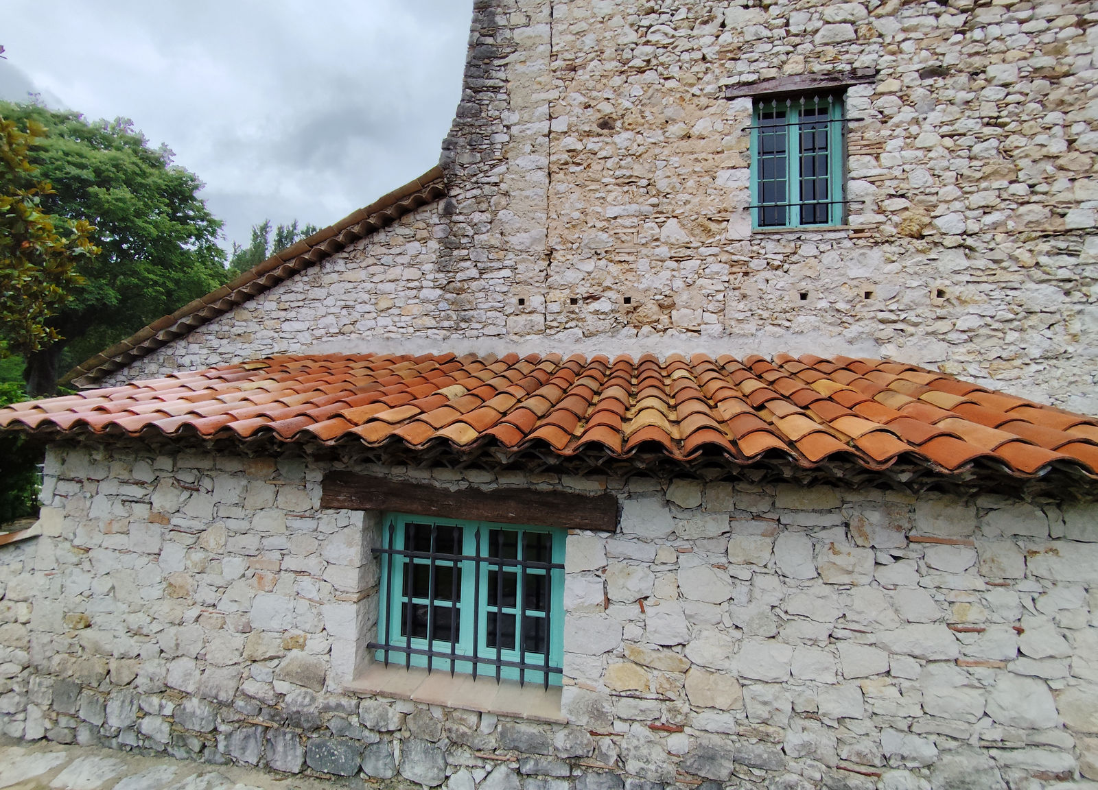 Rénovation de la toiture en tuiles d'un mas en pierre dans l'arrière-pays des Alpes-Maritimes